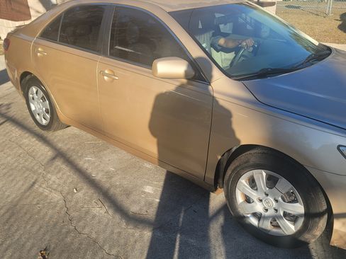 Used 2010 Toyota Camry LE image 2