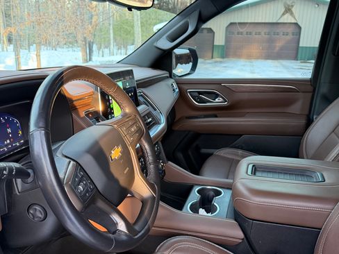 Used 2022 Chevrolet Suburban High Country image 9