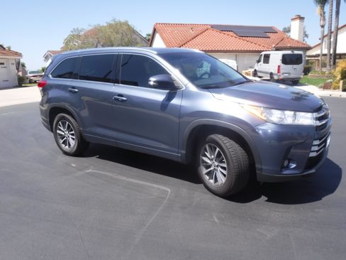 Used 2017 Toyota Highlander XLE w/ Carpet Mat Package FWD image 11