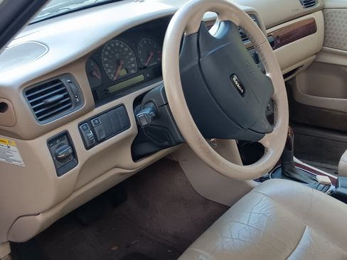 Used 2000 Volvo V70 SE image 10