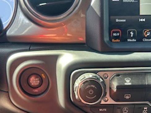 Used 2018 Jeep Wrangler Unlimited Sahara AWD/4WD image 25