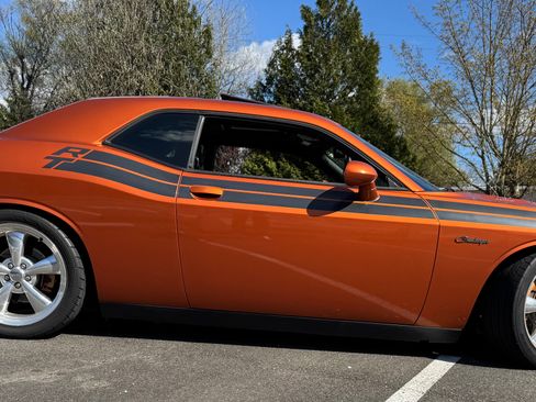 Used 2011 Dodge Challenger R/T image 2