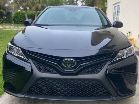 Used 2019 Toyota Camry SE image 2