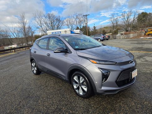 Used 2023 Chevrolet Bolt EUV LT w/ Convenience Package image 1