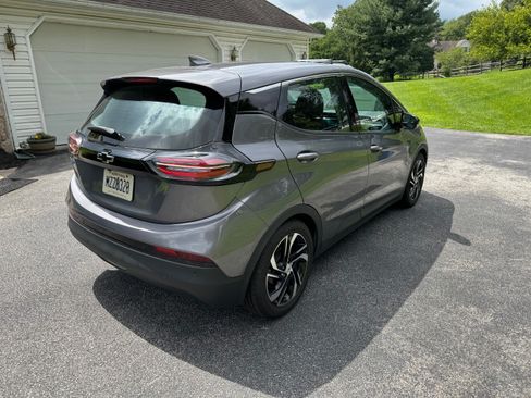 Used 2023 Chevrolet Bolt LT w/ Infotainment Package FWD image 6
