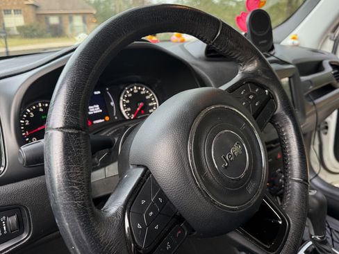 Used 2018 Jeep Renegade Altitude image 12