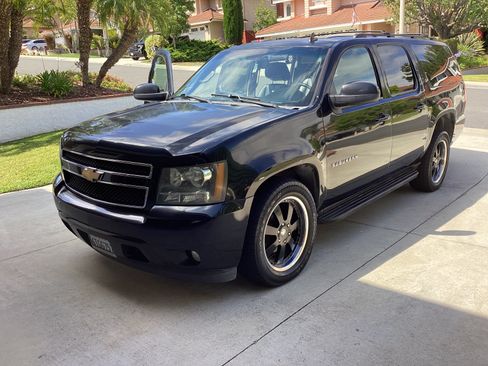 Used 2012 Chevrolet Suburban LT RWD image 6