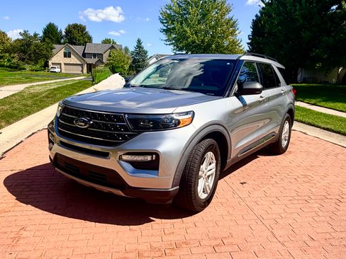 Used 2021 Ford Explorer XLT w/ Equipment Group 202A AWD/4WD image 4