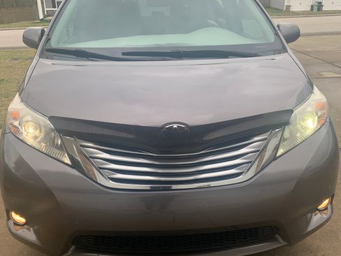 Used 2012 Toyota Sienna Limited w/ Entertainment Pkg image 2