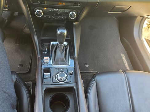 Used 2018 MAZDA MAZDA3 Touring FWD image 10