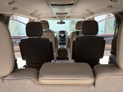 Used 2012 Chrysler Town & Country Touring-L w/ Entertainment Group #2 FWD image 9