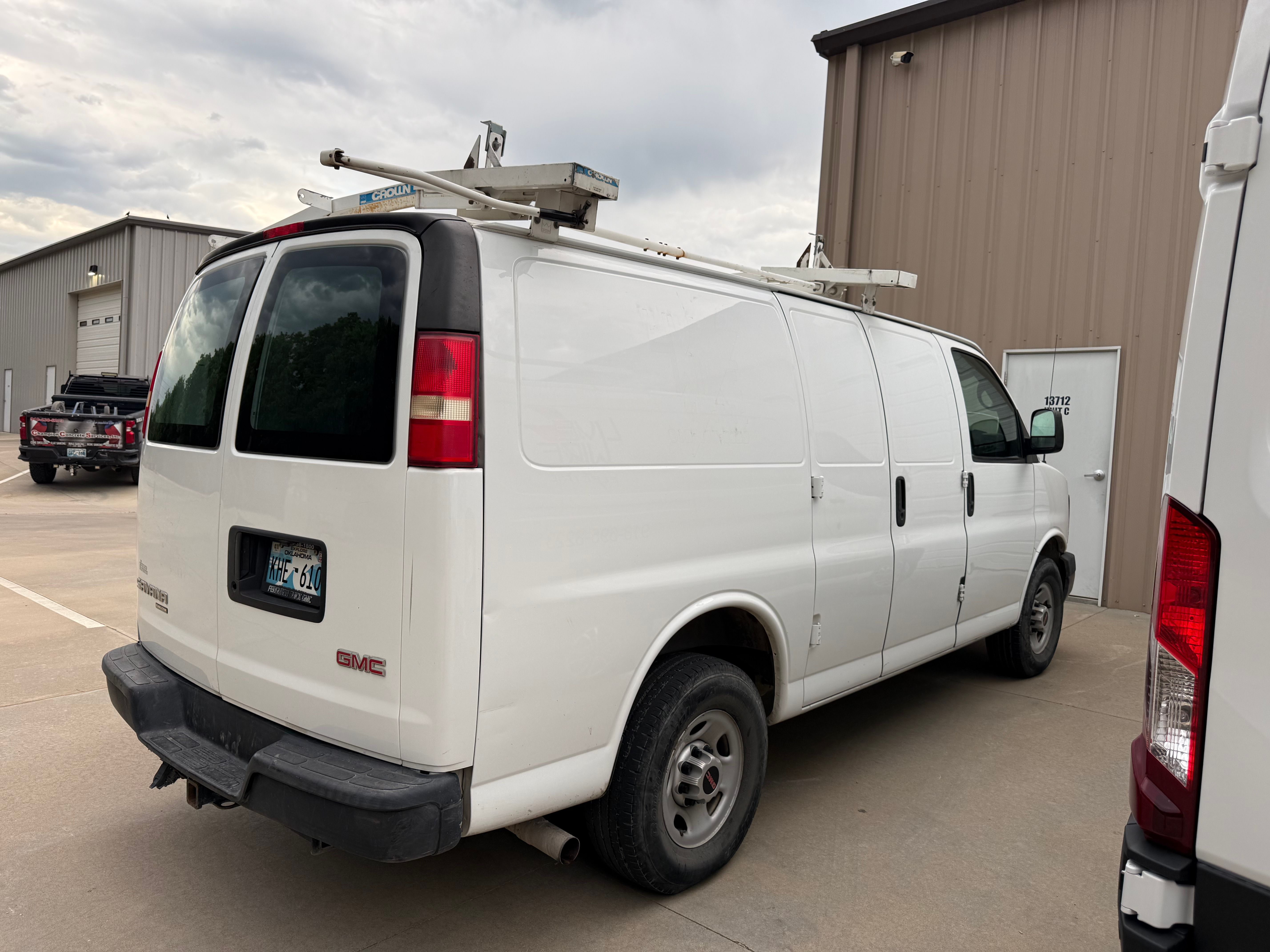 Used 2014 GMC Savana 2500 RWD image 2