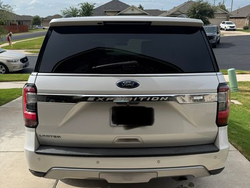 Used 2018 Ford Expedition Limited w/ Equipment Group 302A AWD/4WD image 17