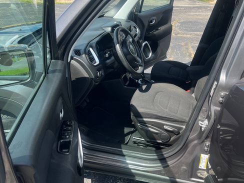 Used 2019 Jeep Renegade Latitude FWD image 6