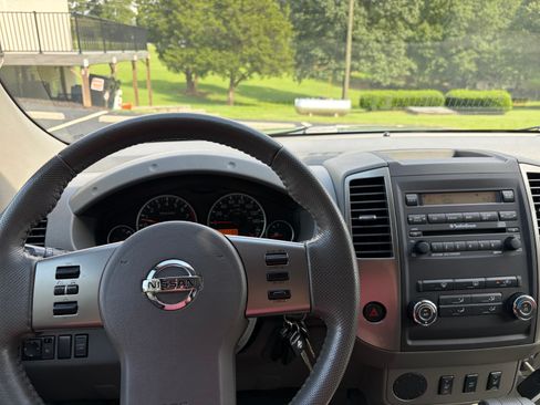 Used 2011 Nissan Frontier SL RWD image 18