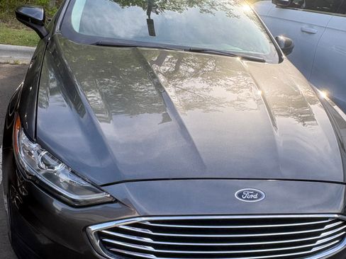 Used 2020 Ford Fusion SE FWD image 2