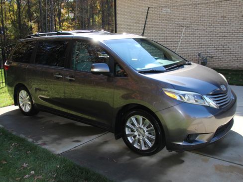 Used 2017 Toyota Sienna Limited image 10