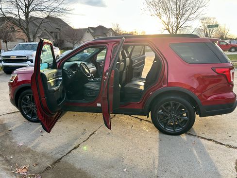 Used 2018 Ford Explorer XLT w/ Equipment Group 202A image 4