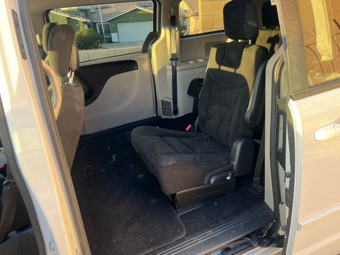 Used 2016 Dodge Grand Caravan SXT w/ Rear Park Assist Package image 10