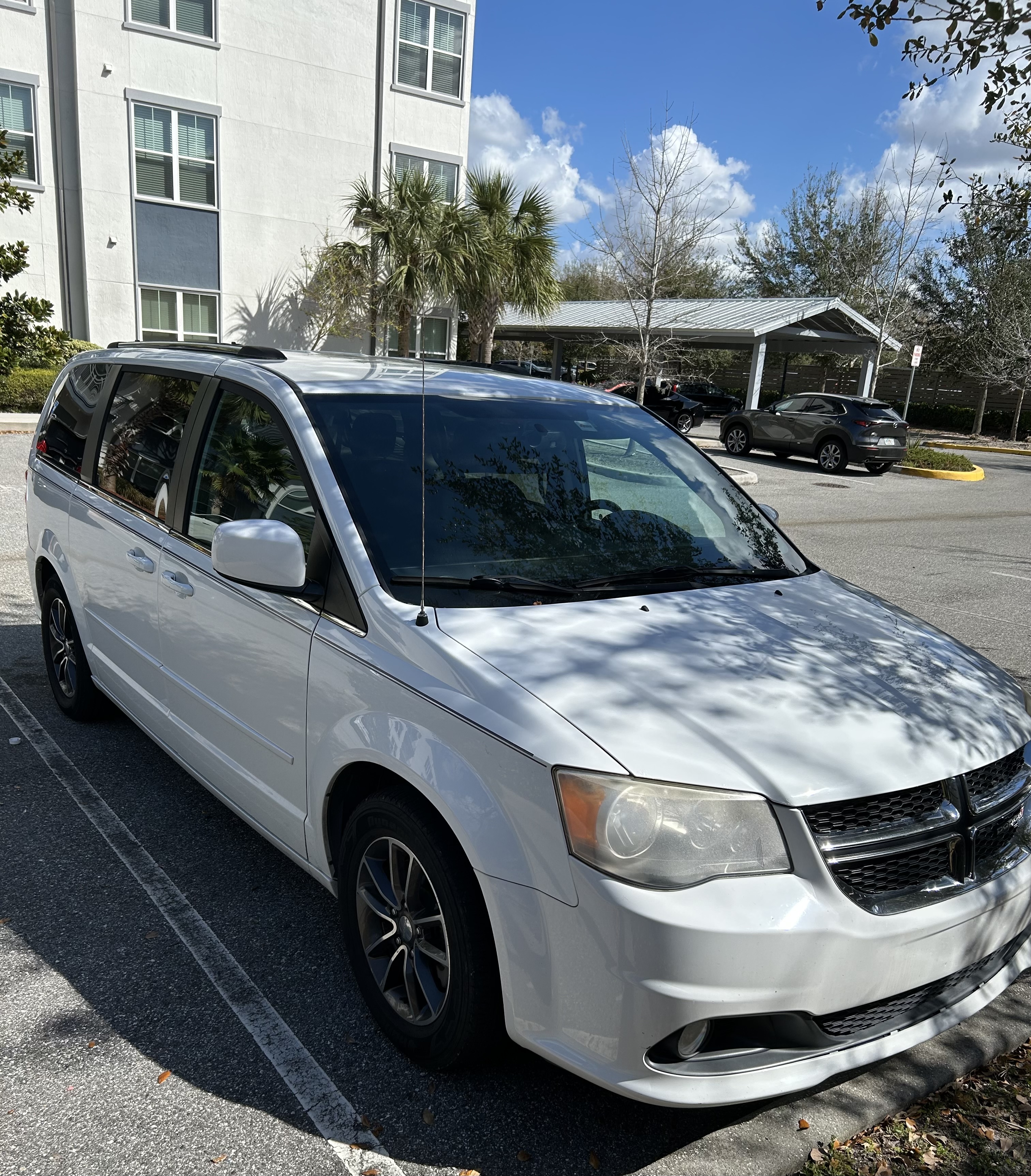 Used 2017 Dodge Grand Caravan SXT FWD image 2