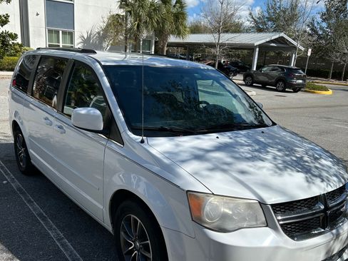 Used 2017 Dodge Grand Caravan SXT FWD image 2