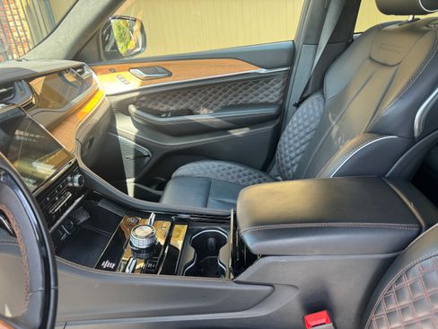 Used 2023 Jeep Grand Cherokee Summit image 9