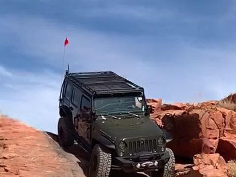 Used 2016 Jeep Wrangler Unlimited Rubicon w/ Connectivity Group image 12