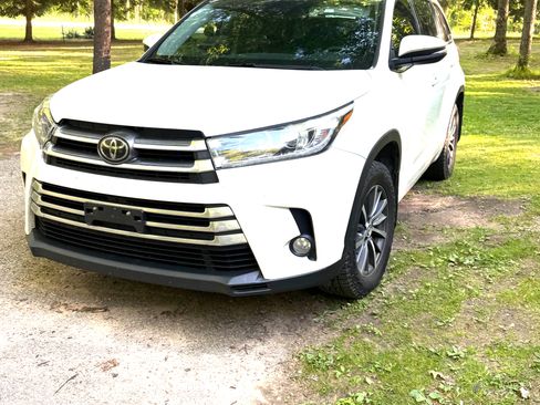 Used 2017 Toyota Highlander XLE AWD/4WD image 2