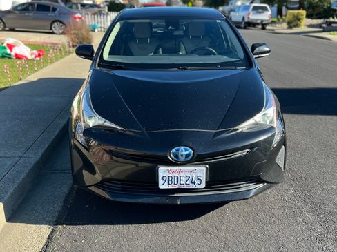 Used 2017 Toyota Prius Four Touring image 6