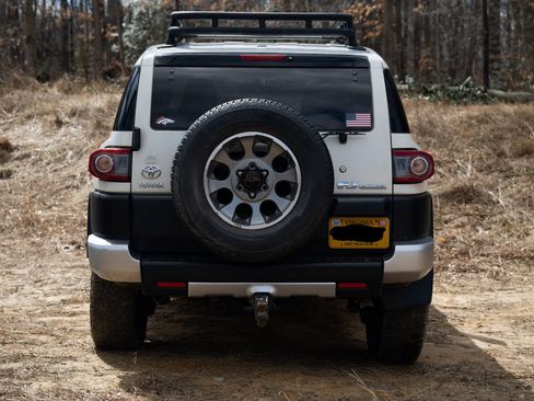 Used 2012 Toyota FJ Cruiser Sport Utility 2D w/ Upgrade Pkg image 8