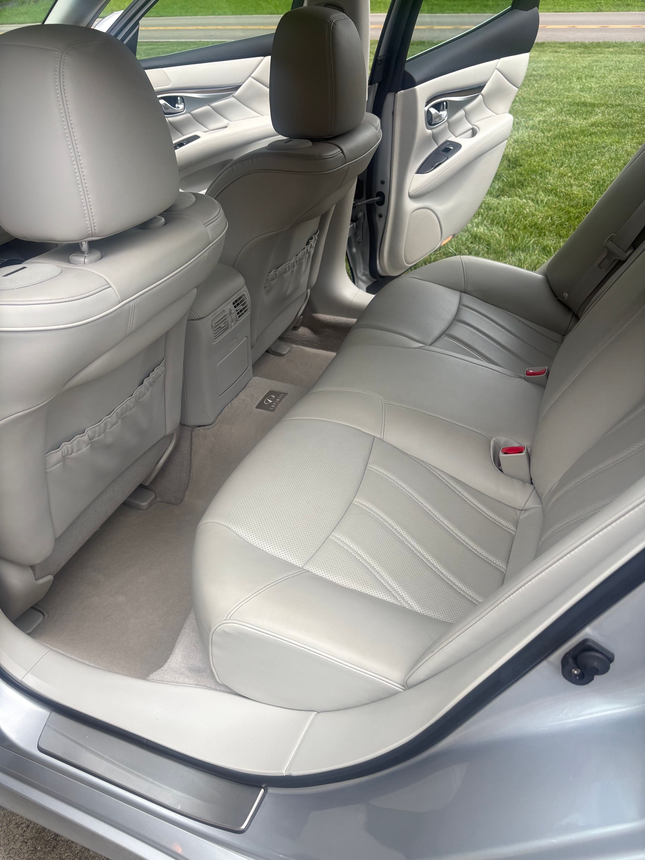 Used 2012 INFINITI M37 w/ Deluxe Touring Pkg RWD image 2