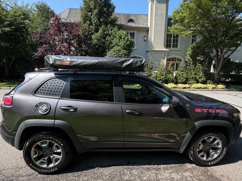 Used 2019 Jeep Cherokee Trailhawk AWD/4WD image 6