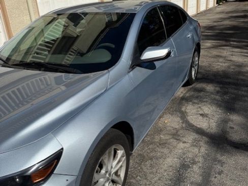 Used 2017 Chevrolet Malibu LT image 2