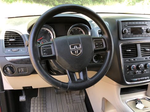 Used 2016 Dodge Grand Caravan SXT image 11