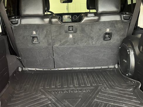 Used 2018 Jeep Wrangler Unlimited Sahara AWD/4WD image 13