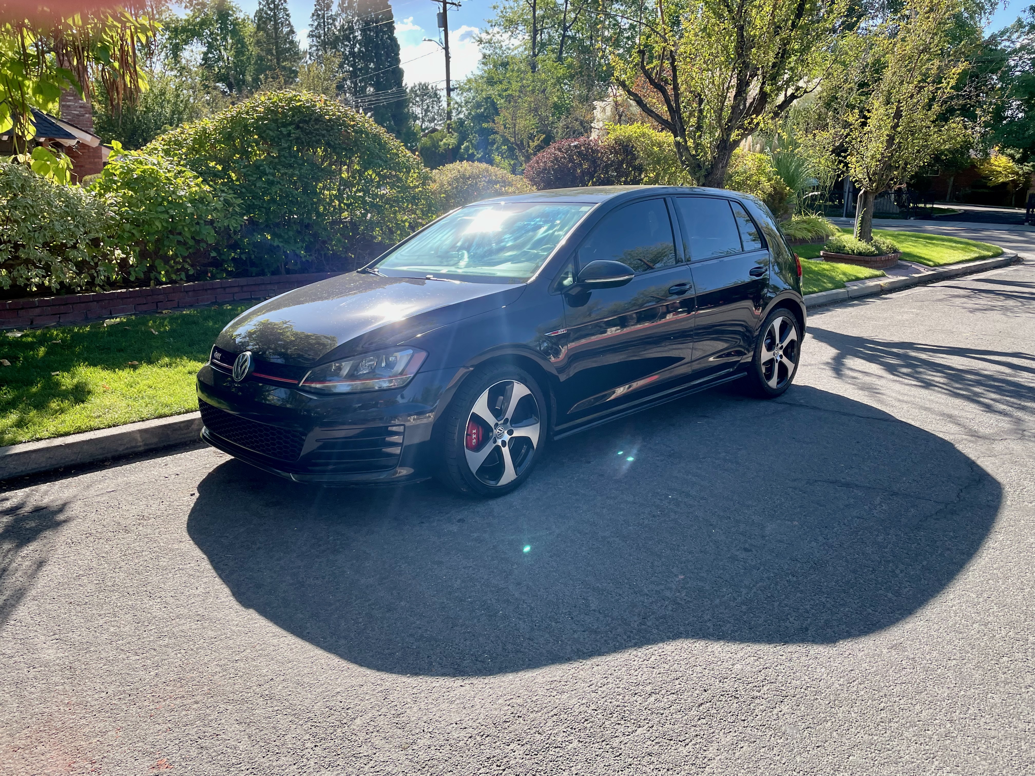 Used 2016 Volkswagen GTI Autobahn w/ Lighting Package (SEL) FWD image 2