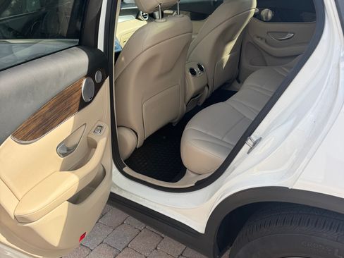 Used 2020 Mercedes-Benz GLC 300 4MATIC image 4