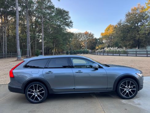 Used 2020 Volvo V90 T6 Cross Country image 2