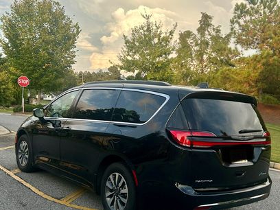 Used 2021 Chrysler Pacifica Touring w/ Uconnect Theater Family Group