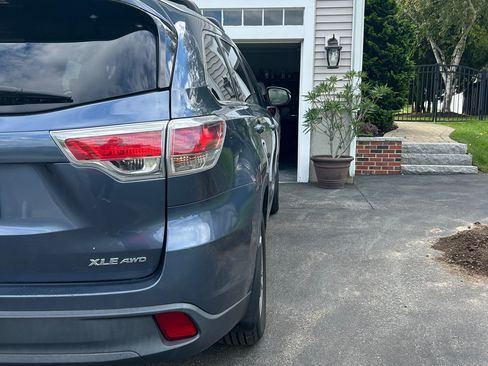 Used 2014 Toyota Highlander XLE image 2