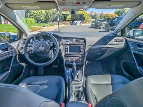 Used 2021 Volkswagen Golf 4-Door FWD image 2