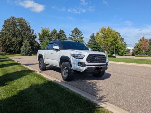 Used 2019 Toyota Tacoma TRD Off-Road image 2