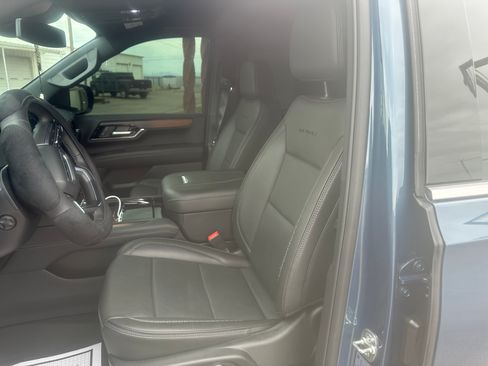 Used 2025 GMC Yukon XL Denali image 8