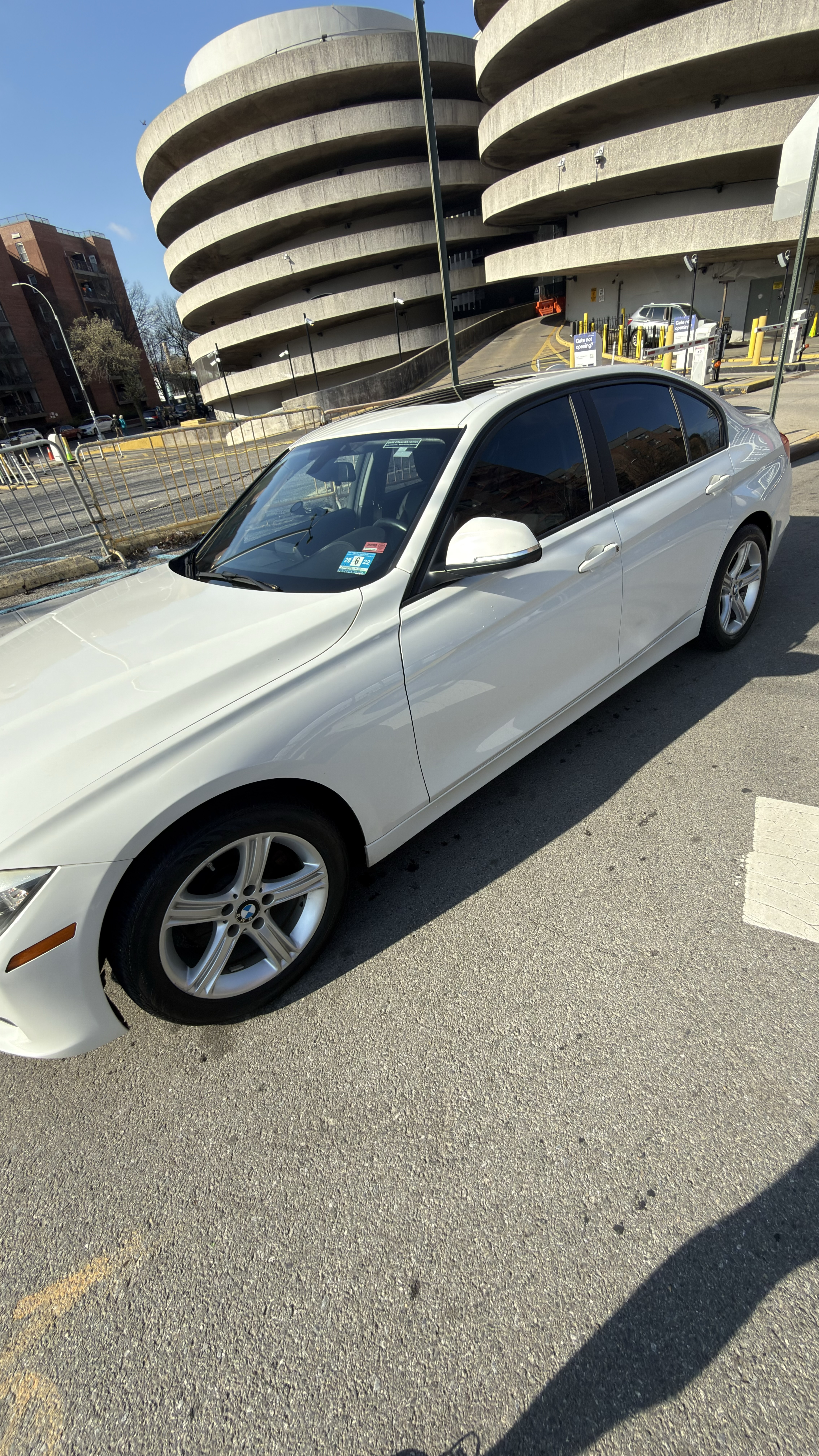 Used 2015 BMW 320i xDrive Sedan AWD/4WD image 4