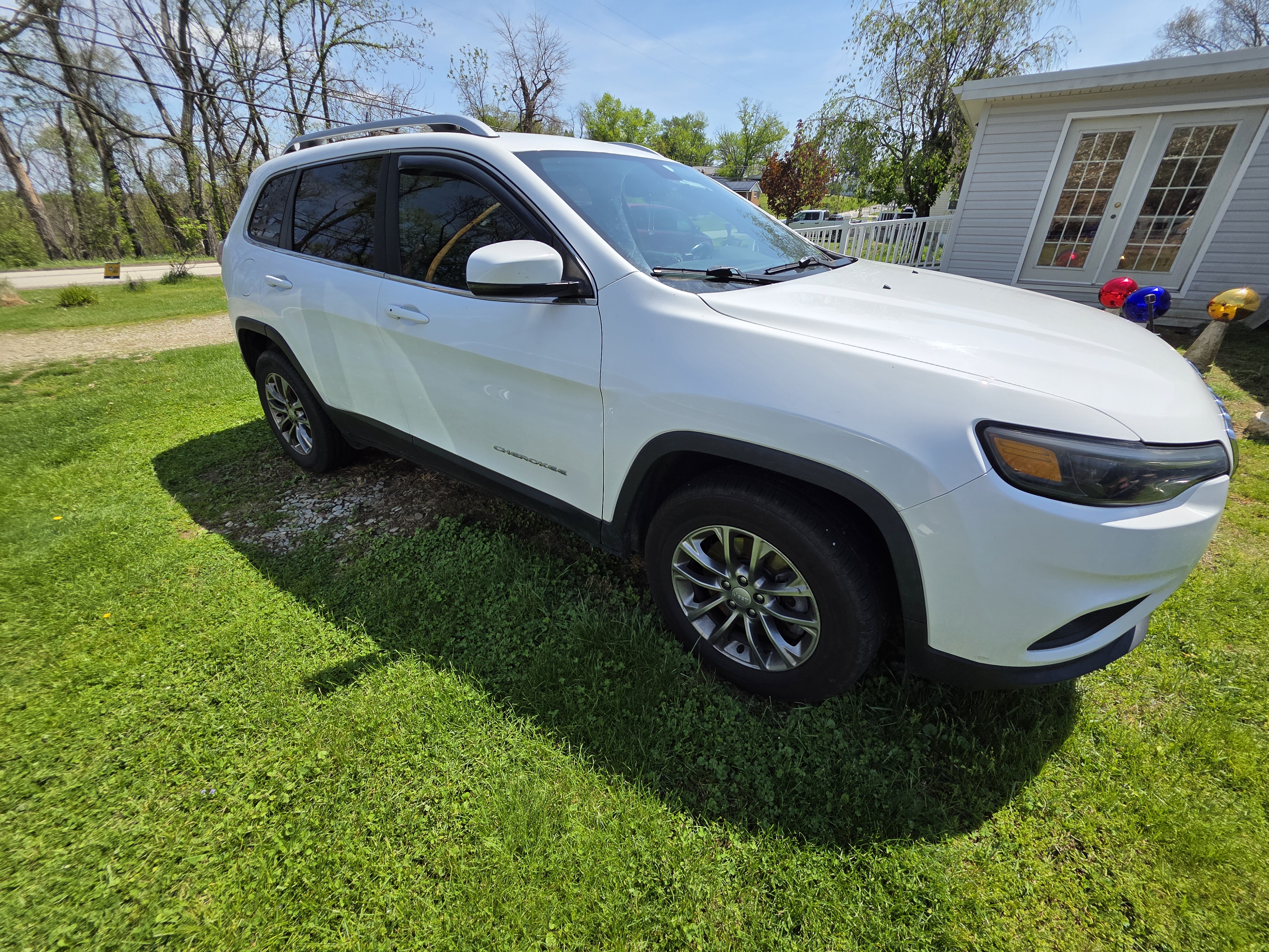 Used 2019 Jeep Cherokee Latitude Plus w/ Cold Weather Group AWD/4WD image 12