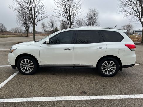 Used 2016 Nissan Pathfinder SL w/ Trailer Tow Package image 2