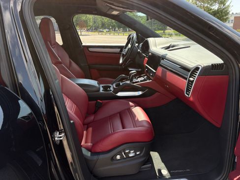 Used 2021 Porsche Cayenne Turbo S AWD/4WD image 21