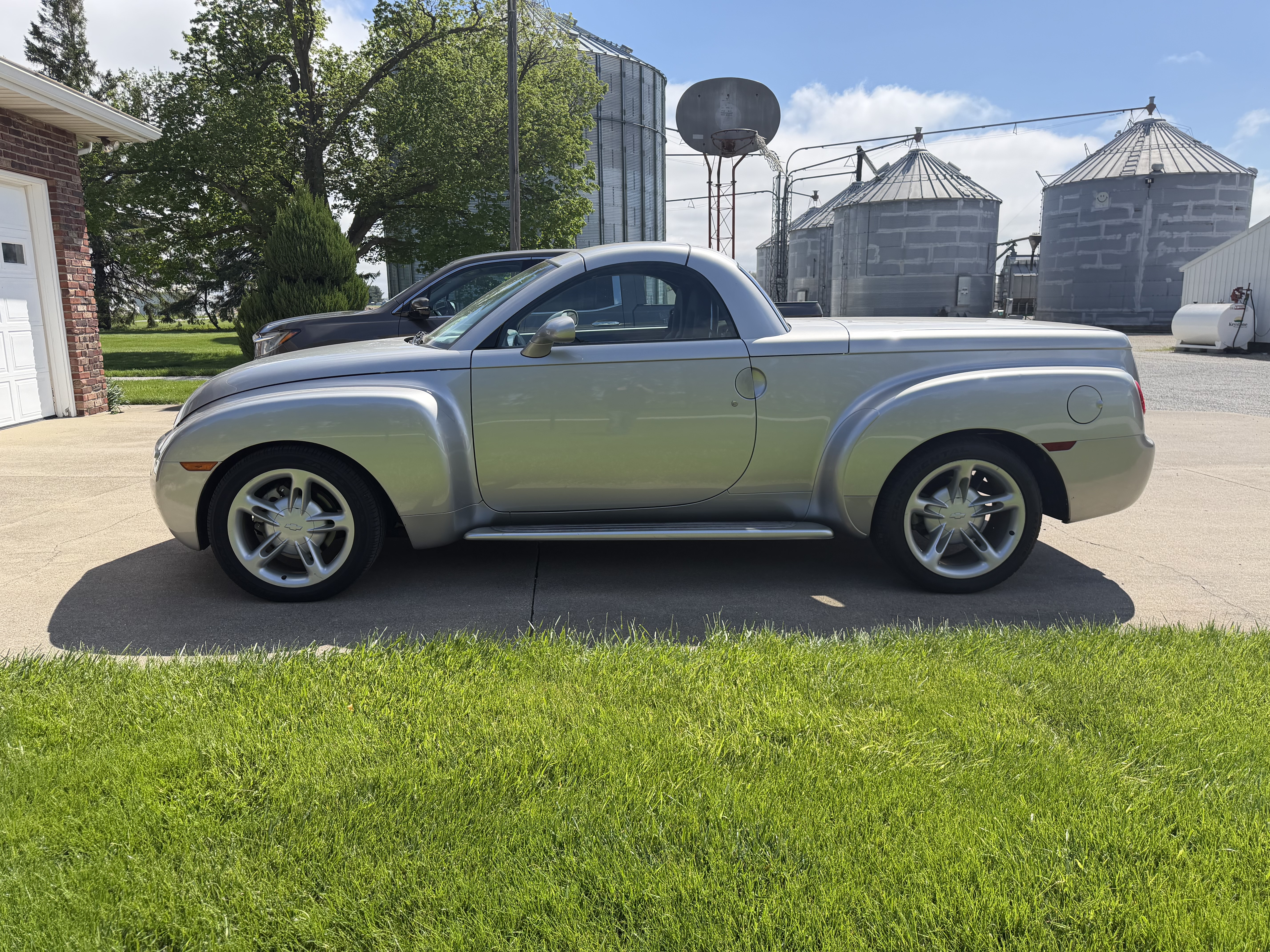 Used 2004 Chevrolet SSR w/ Preferred Equipment Group RWD image 1