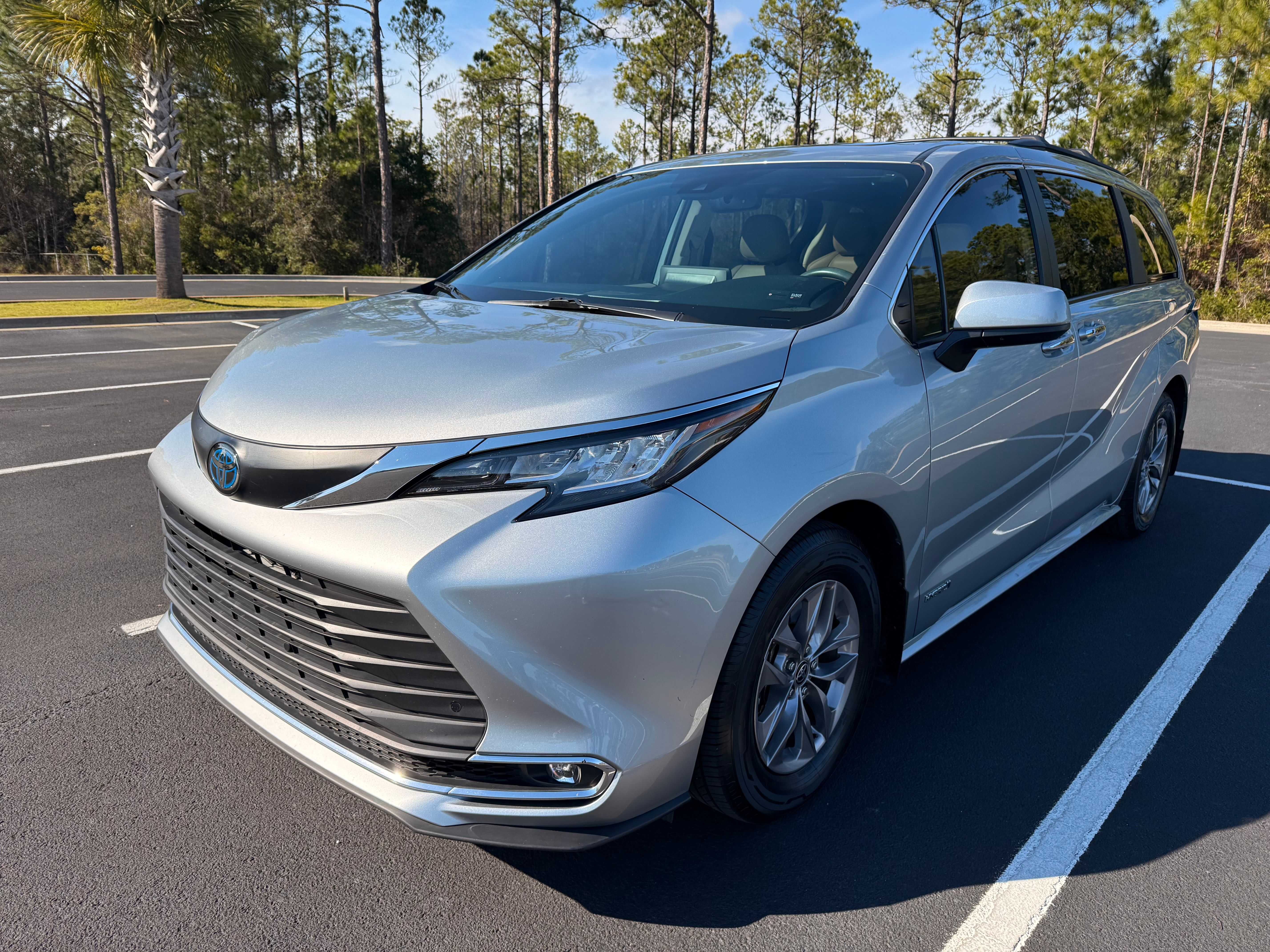 Used 2021 Toyota Sienna XLE w/ XLE Plus Package FWD image 2