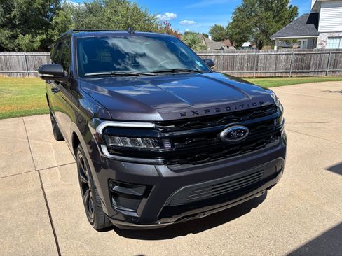 Used 2024 Ford Expedition Limited AWD/4WD image 2